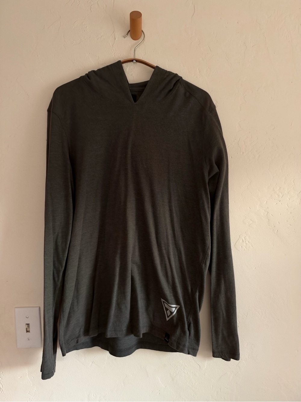 Prana Men's Long-Sleeve Hooded Tee in Charcoal